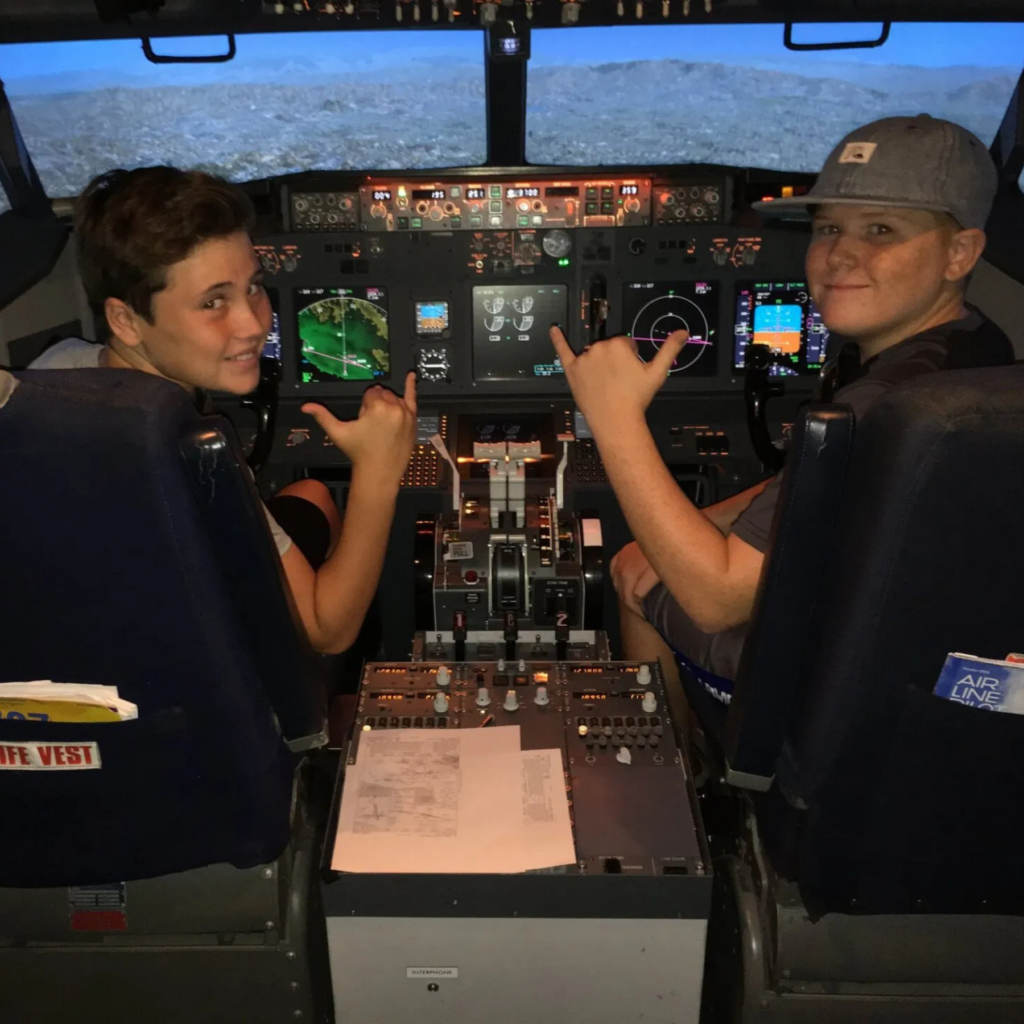 Two kids flying boeing 737 flight simulator